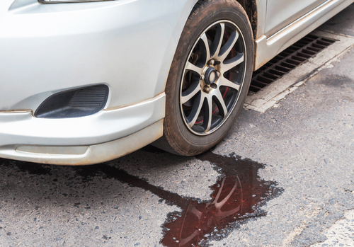 Diesel eller bensin flekker under bilen
