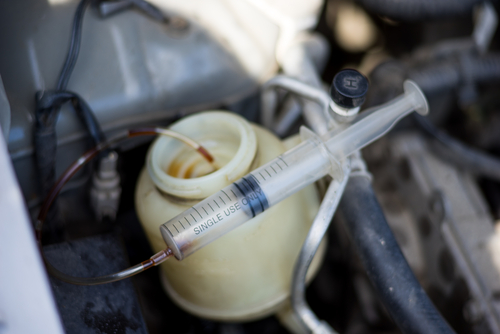 Pump ut restmengder av servolje