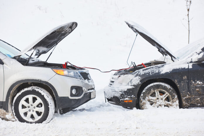 Starthjelp til bilen: Slik startes bilen med startkabler!
