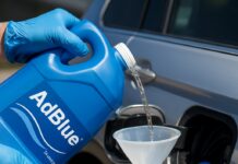 Hvor mye AdBlue® skal jeg fylle på og hvordan gjør man det?